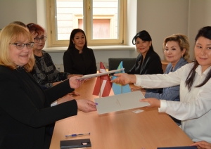 Kazahstānas delegācijas vizīte Latvijas Nacionālajā arhīvā, memoranda parakstīšana