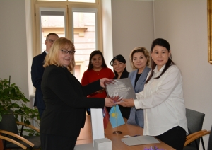 Kazahstānas delegācijas vizīte Latvijas Nacionālajā arhīvā, memoranda parakstīšana