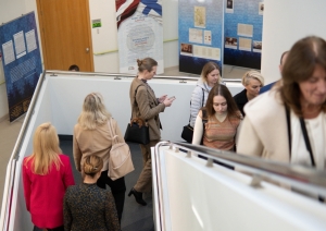 Krāsaina bilde, izstādes "Somu jēgeri Latvijā" atklāšanas pasākums Daugavpils universitātē. Foto: Anžela Spiridonova, Chayka.lv