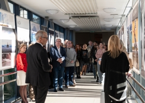 Krāsaina bilde, izstādes "Somu jēgeri Latvijā" atklāšanas pasākums Daugavpils universitātē. Foto: Anžela Spiridonova, Chayka.lv