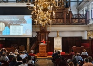 Krāsaina bilde, LNA Dokumentu preventīvās saglabāšanas departamenta direktore Inga Šteingolde uzstājas ar referātu „Paper on the Road to Riga”  Starptautiskajā papīra vēsturnieku asociācijas 38. kongresā Amsterdamā