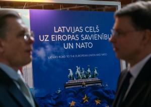 Krāsaina bilde, Izstādes afiša