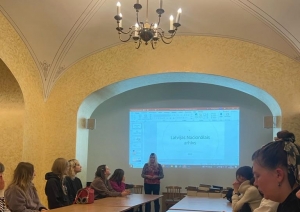 Krāsaina bilde, LNA bibliotēkās vadītāja Rita Bogdanova iepazīstina LU studentus ar LNA bibliotēkas krājumu