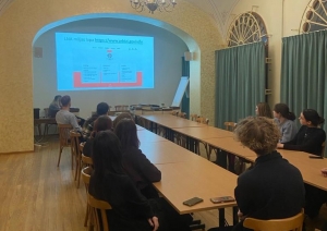 Krāsaina bilde, LNA bibliotēkās vadītāja Rita Bogdanova iepazīstina LU studentus ar LNA bibliotēkas krājumu