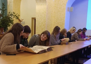Krāsaina bilde, LNA bibliotēkās vadītāja Rita Bogdanova iepazīstina LU studentus ar LNA bibliotēkas krājumu