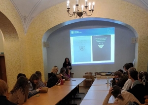 Krāsaina bilde, LNA bibliotēkās vadītāja Rita Bogdanova iepazīstina LU studentus ar LNA bibliotēkas krājumu