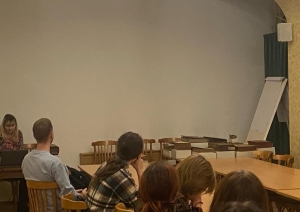 Krāsaina bilde, LNA bibliotēkās vadītāja Rita Bogdanova iepazīstina LU studentus ar LNA bibliotēkas krājumu