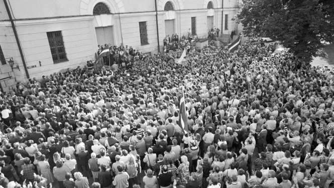 Melnbalta bilde, LTF organizētais mītiņš laukumā pie izstāžu zāles “Arsenāls” pēc konstitucionālā likuma “Par Latvijas Republikas valstisko statusu” pieņemšanas. Rīga, 1991. gada 21. augusts. Fotogrāfs U. Pāže. Latvijas Nacionālais arhīvs
