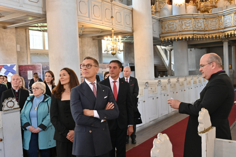 Krāsaina bilde, Somijas prezidenta vizītes programmas ietvaros Liepājā iepazinās ar LNA izstādi “Somu jēgeri Latvijā”