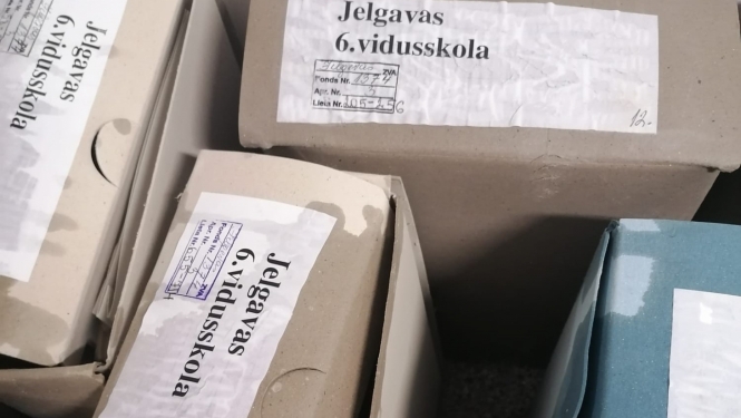 Krāsaina bilde, lietus ūdens sabojātās Zemgales RA glabātuvēs izmirkušās dokumentu mapes