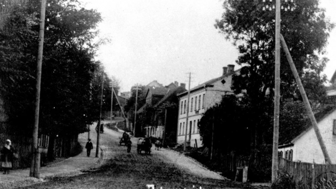 Jelgavas iela Tukumā, melnbalta fotogrāfija no 20.gs.20-30.gadiem