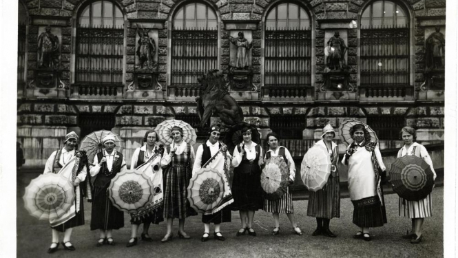 Grupas foto. Latviešu sieviešu nacionālā līgas dalībnieces ar lietussargiem