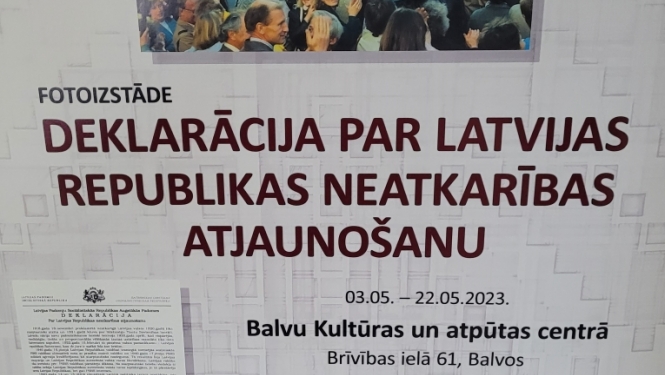 Izstādes afiša, uzraksts "Deklarācija par Latvijas Republikas neatkarības atjaunošanu", divas fotogrāfijas no izstādes