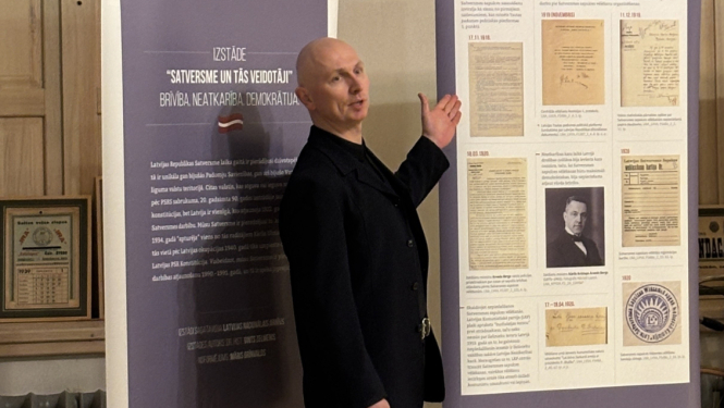 Krāsaina bilde, LNA izstādes “Satversme un tās veidotāji. Brīvība. Neatkarība. Demokrātija” atklāšana, izstādes autors, LNA vadošais pētnieks Gints Zelmenis