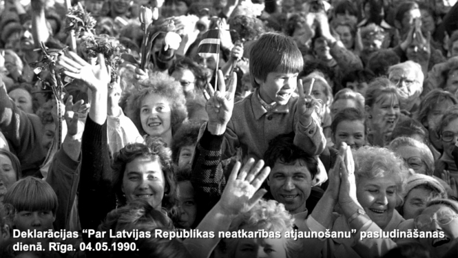 Melnbalts foto, ļaužu pūlis svētku svinībās