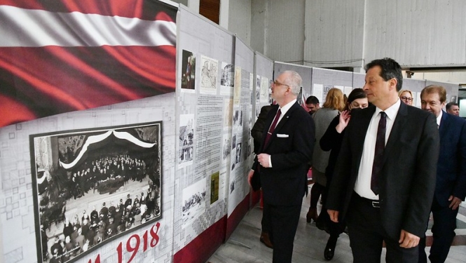 Latvijas prezidents Egīls Levits apskata izstādi