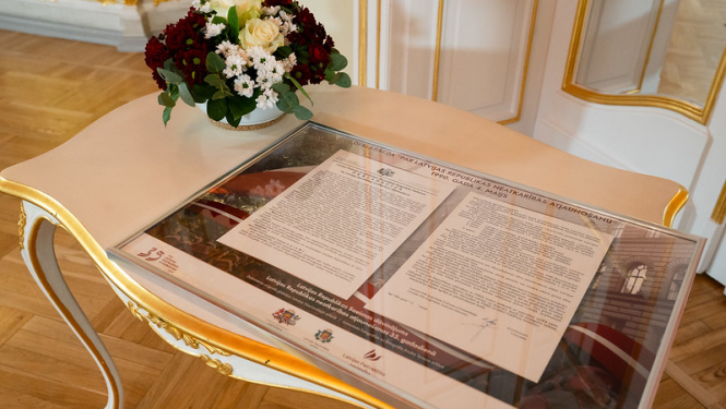 Krāsaina bilde, Latvijas Republikas Saeimas dāvinājuma pasniegšana Latvijas skolām Latvijas Republikas neatkarības atjaunošanas 35.gadadienā. Foto: Ieva Ābele, Saeima