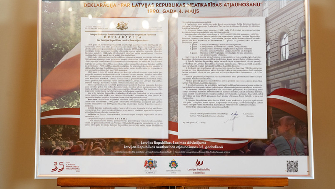Krāsaina bilde, Latvijas Republikas Saeimas dāvinājuma pasniegšana Latvijas skolām Latvijas Republikas neatkarības atjaunošanas 35.gadadienā. Foto: Ieva Ābele, Saeima