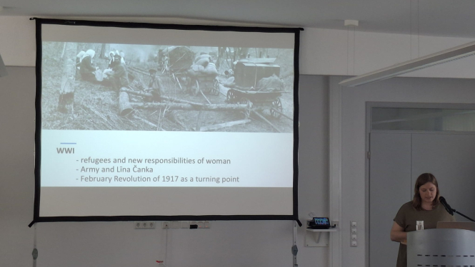 Krāsaina bilde, Latvijas Nacionālā arhīva vadošā pētniece Aiga Bērziņa-Kite uzstājas 77. Baltijas Vēstures komisijas ikgadējā konferencē 