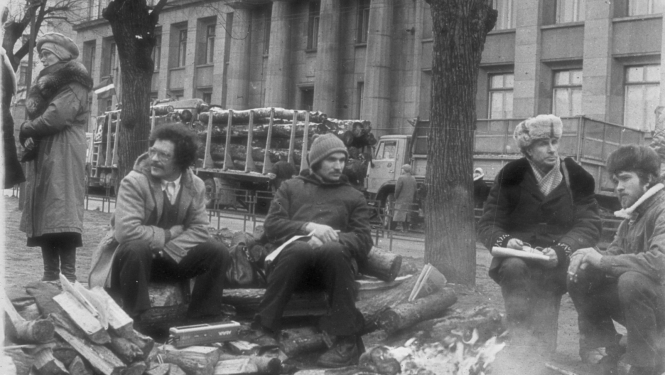 Melnbalta bilde, Barikāžu dalībnieki un smagā tehnika pie Latvijas Republikas Ministru Padomes ēkas. Rīga, 1991. gada 14.–19. janvāris. Fotogrāfs A. Elksnis. LNA