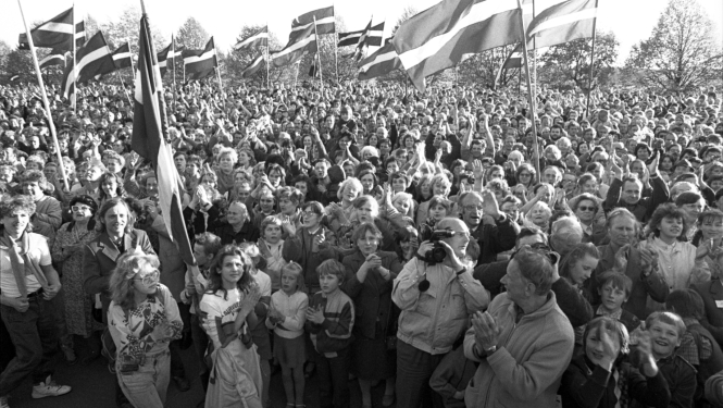 Melnbalta bilde, Pēc Latvijas PSR Augstākās Padomes deklarācijas “Par Latvijas Republikas neatkarības atjaunošanu” pieņemšanas. Rīga, 1990. gada 4. maijs. Fotogrāfi B. Koļesņikovs  un M. Bērsons. Latvijas Nacionālais arhīvs