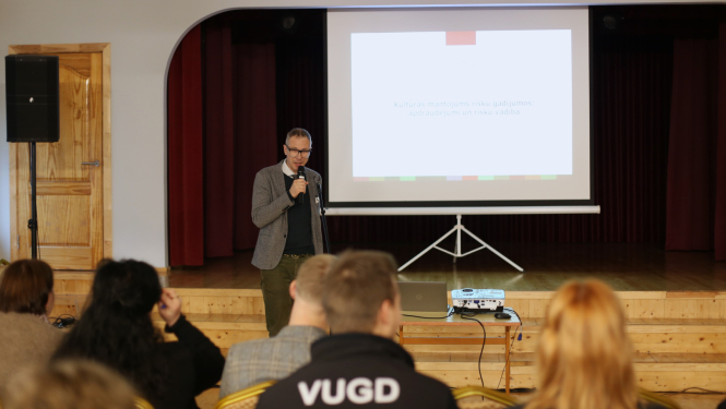 Krāsaina bilde, LNA direktora vietnieks Gatis Karlsons vada lekciju un praktiskās apmācības Latvijas Nacionālā  kultūras centra rīkotajā seminārā “Kopienu informētība un prevencija drošībai potenciālu risku, katastrofu un militāru konfliktu situācijās”