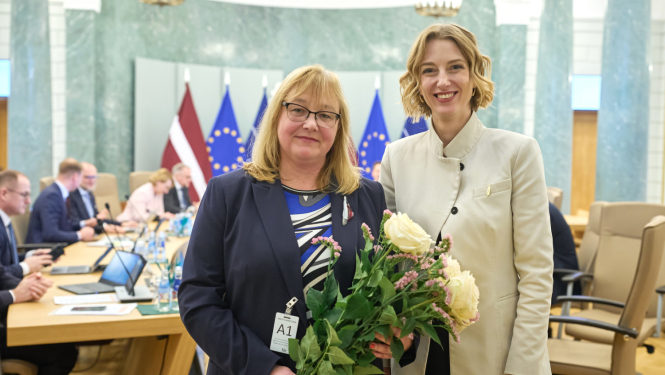 Krāsaina bilde, LNA direktore Māra Sprūdža un kultūras ministre Agnese Lāce, foto: Gatis Rozenfelds / Valsts kanceleja.