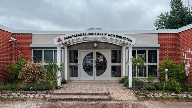 Krāsaina bilde, Strādniecības arhīva ieeja