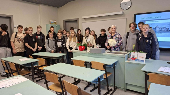 Krāsaina bilde, LNA Valmieras zonālā valsts arhīva eksperte Māra Stabrovska un Valmieras Viestura vidusskolas 8.c klases skolēni