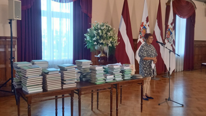 Krāsaina bilde, LNA eksperte Meldra Usenko uzrunā konkursa laureātus