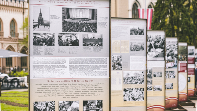 Krāsaina bilde, LNA izstādes "Esam brīvi, neatkarīgi” atklāšana – atzīmējot deklarācijas “Par Latvijas Republikas neatkarības atjaunošanu” 35. gadadienu, Foto: Oskars Artūrs Upenieks, KM