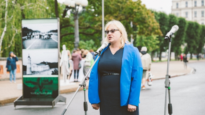 Krāsaina bilde, Izstādes "Baltijas ceļš - vienoti brīvībai" atklāšanas pasākums pie Brīvības pieminekļa, fotogrāfs Oskars Artūrs Upenieks