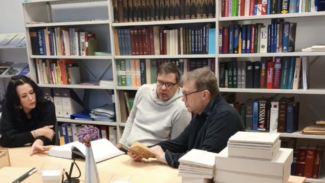 Seniespiedumu bibliogrāfe un Latvija Nacionālā arhīva eksperte Renāte Berga demonstrēja eksemplāru  teologiem Vilim Kolmam un Uģim Sildegam