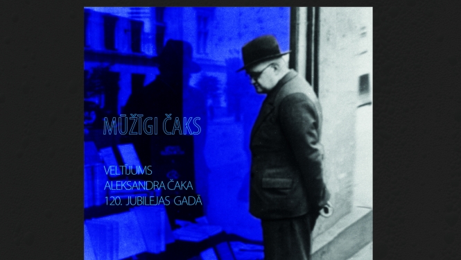 Aleksandrs Čaks pie veikala skatloga. Rīga
