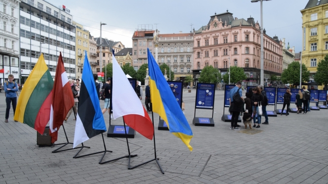karogi, izstāde, ēkas