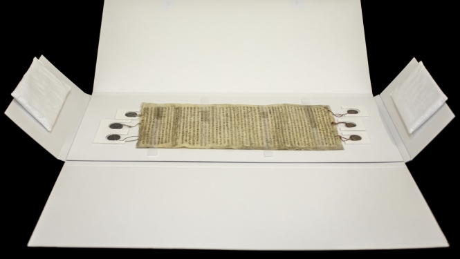 Krāsaina bilde, dokumentu mapē ievietots 13.gadsimta dokuments ar zīmogiem, redzams viss dokuemnts, dokumenta nosaukums - 1259.-1263. gada tirdzniecības līgums starp Novgorodu un vācu pilsētām, un Gotlandi
