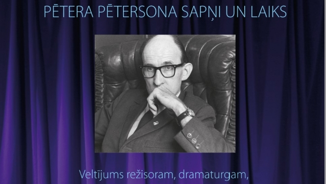 Izstādes afiša - uz tumši violeta skatuves aizskaru fonu melnbalta Pētera Pētersona fotogrāfija un izstādes nosaukums "Pētera Pētersona sapņi un laiks"