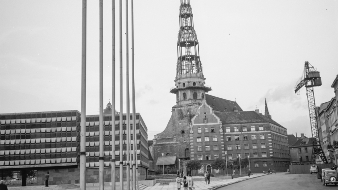 Pētertornis, melnbalts foto