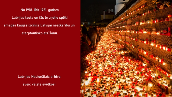 Rīgas pils mūra daļa ar aizdegtām svecītēm, fonā pils tornis, nakts