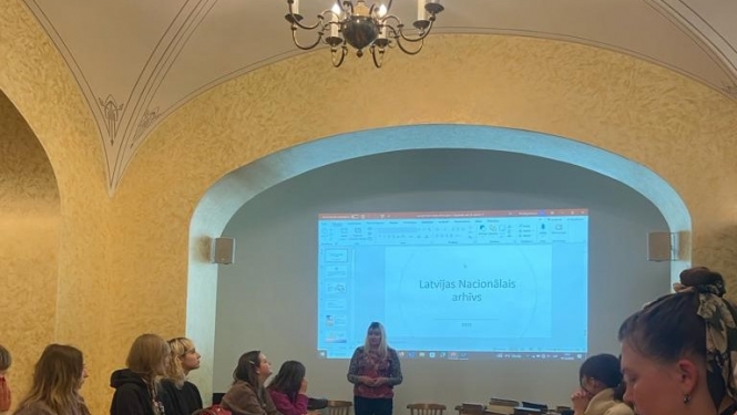 Krāsaina bilde, LNA bibliotēkās vadītāja Rita Bogdanova iepazīstina LU studentus ar LNA bibiliotēkas krājumu