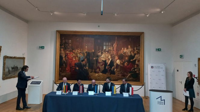 Krāsaina bilde, LNA direktora vietniece Ingūna Slaidiņa paraksta sadarbības memorandu ar piecu valstu arhīviem par kopīgā dokumentārā mantojuma saglabāšanu un popularizēšanu 