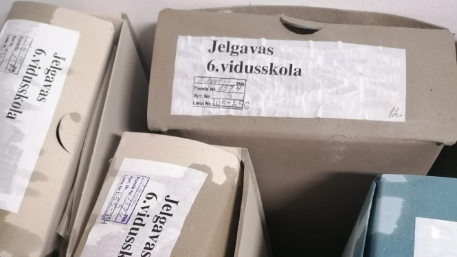 Krāsaina bilde, lietus ūdens sabojātās Zemgales RA glabātuvēs izmirkušās dokumentu mapes