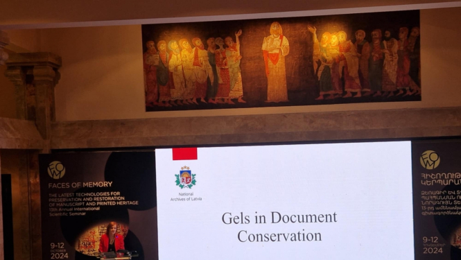 Krāsaina bilde, Inga Šteingolde prezentē LNA pieredzi gelu lietošanas tehnikas izmantošanā arhīva dokumentu konservācijā starptautiskā konferencē Erevānā