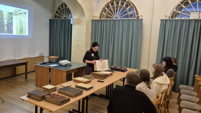 Krāsaina bilde, LNA bibliotēkā LU studenti iepazīstas ar Vidzemes bruņniecības seniespiedumiem