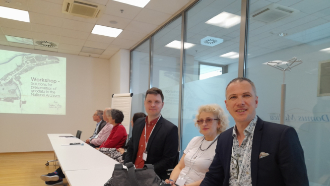 Krāsaina bilde, Gatis Karlsons un Mārtiņš Krastiņš pārstāv LNA Ģeodatu arhivēšanas konferencē