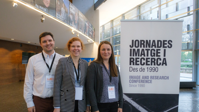 Krāsaina bilde, Latvijas Valsts kinofotofonodokumentu arhīva eksperts elektronisko dokumentu jautājumos Mārtiņš Krastiņš, Dokumentu izmantošanas nodaļas arhīva eksperte dokumentu izmantošanā Viktorija Gardoviča un arhīva eksperte aprakstīšanā Natālija Lāce 18. Starptautiskās konferences “Image & Research”norises vietā. Žirona, 2024. gada 22. novembrī, autors Aksela Van Meile.