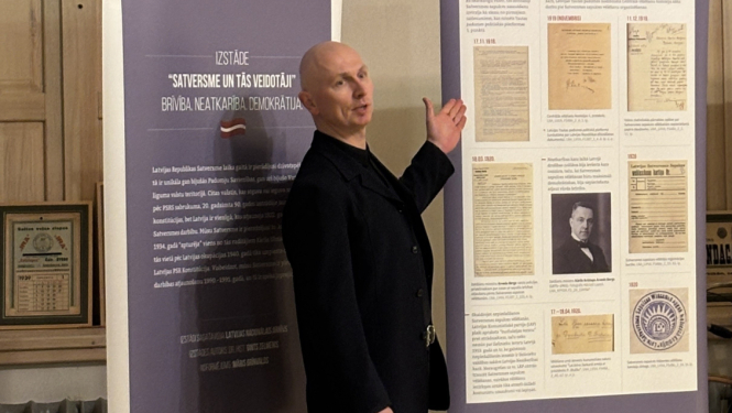 Krāsaina bilde, LNA izstādes “Satversme un tās veidotāji. Brīvība. Neatkarība. Demokrātija” atklāšana, izstādes autors, LNA vadošais pētnieks Gints Zelmenis