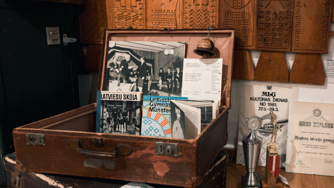 Krāsaina bilde, Izstāde