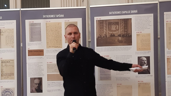 Krāsaina bilde, Gints Zelmenis prezentē LNA izstādi skolotājiem