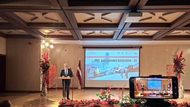 Krāsaina bilde, LNA izstādes atklāšana "Barikādēm 35" Zemkopības ministrijā